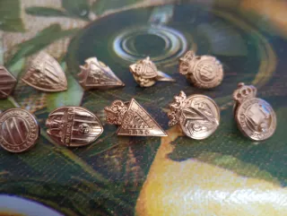 Lote de Pines Metálicos Dorados