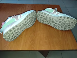 Zapatillas deportivas verdes y rosas