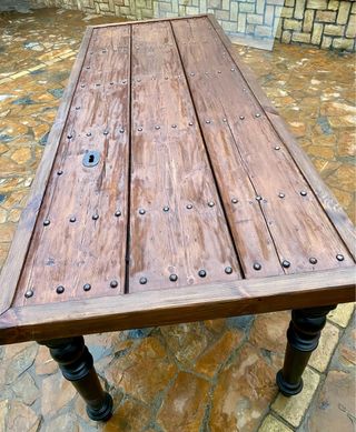 Mesa única y original de comedor hecha con puerta
