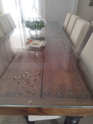 Mesa única y original de comedor hecha con puerta