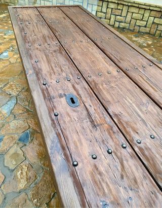 Mesa única y original de comedor hecha con puerta