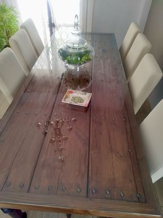 Mesa única y original de comedor hecha con puerta