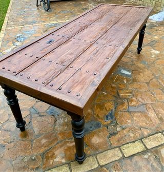 Mesa única y original de comedor hecha con puerta