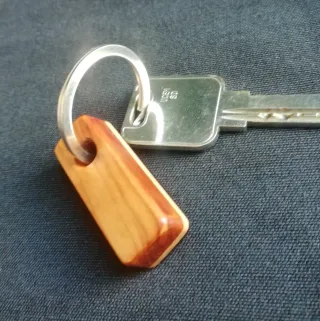 Llavero 4 artesanal Palosanto, arce y tejo