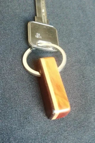 Llavero 4 artesanal Palosanto, arce y tejo