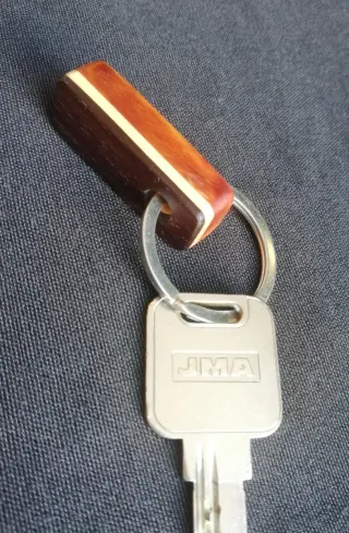 Llavero 4 artesanal Palosanto, arce y tejo