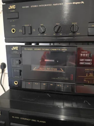 Cadena musical JVC con altavoces