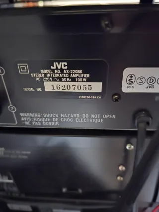 Cadena musical JVC con altavoces