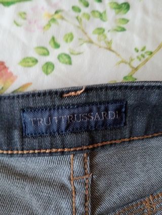 Pantalón vaquero gris oscuro