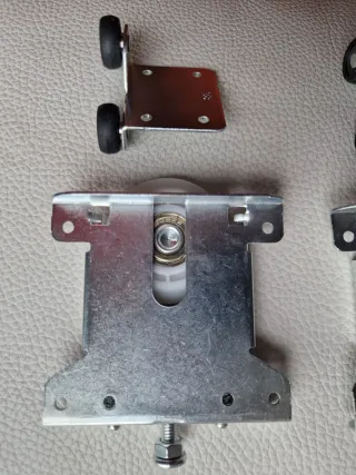 Rueda para puerta corredera de armario.