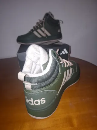 Botas Adidas verdes y beige