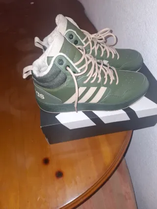 Botas Adidas verdes y beige