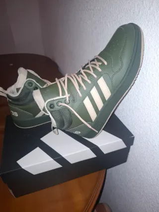 Botas Adidas verdes y beige