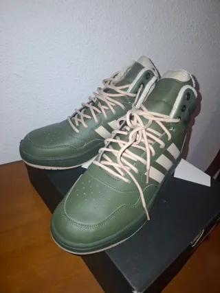 Botas Adidas verdes y beige