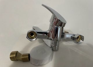 Torneira de metal com acessórios