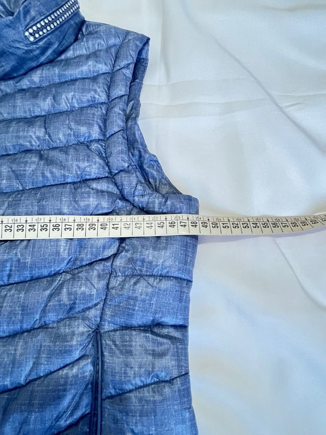 Chaleco acolchado azul con pedrería