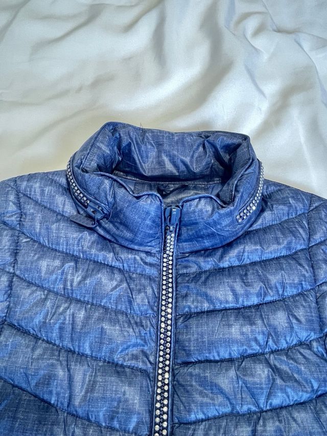 Chaleco acolchado azul con pedrería