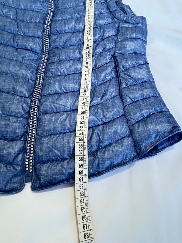 Chaleco acolchado azul con pedrería