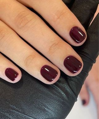 Servicio de manicura, pedicura y peluquería