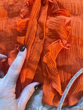 Top naranja Mango Talla XS con volantes