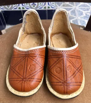 Zapateros de niño de cuero a estrenar