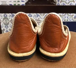 Zapateros de niño de cuero a estrenar