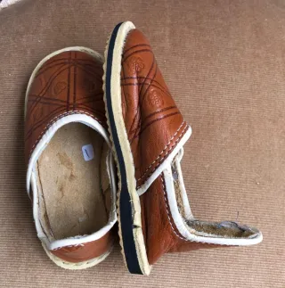 Zapateros de niño de cuero a estrenar