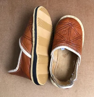 Zapateros de niño de cuero a estrenar
