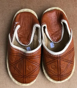 Zapateros de niño de cuero a estrenar