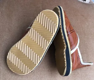 Zapateros de niño de cuero a estrenar