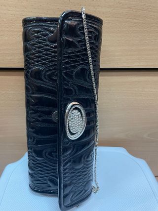 Cartera de fiesta negra con cadena