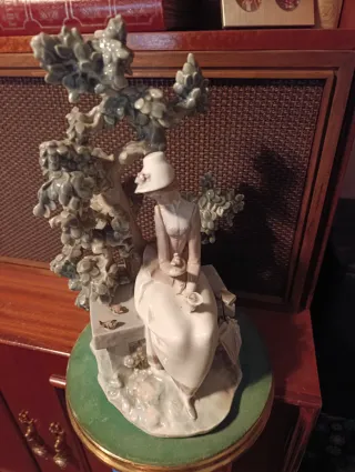 Figura Lladró Mujer Sentada Árbol Porcelana