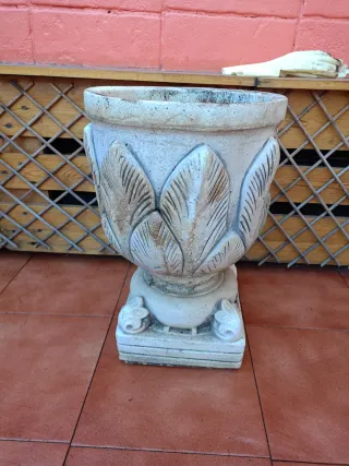 Macetero de piedra con pie