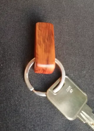 Llavero 6 artesanal de Tejo macizo