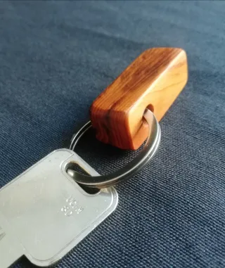 Llavero 6 artesanal de Tejo macizo