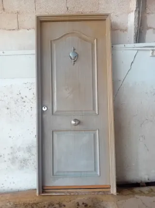 Puerta de madera con aldaba y pomo