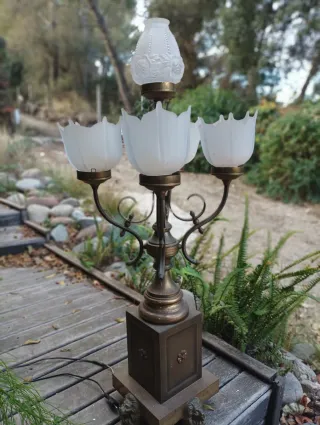 Lámpara de mesa antigua de metal y cristal