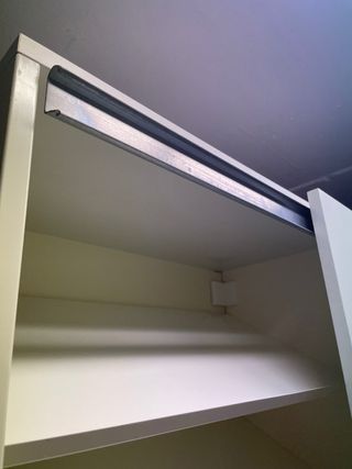 Armario alto con estantes metálicos