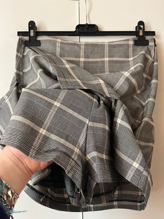 Gonna pantaloncino corta a quadri beige e grigia