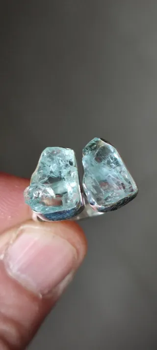 Anillo ajustable de plata y aguamarinas.