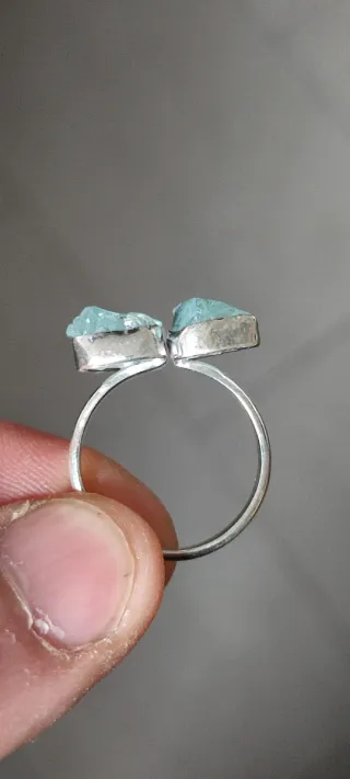 Anillo ajustable de plata y aguamarinas.