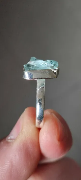 Anillo ajustable de plata y aguamarinas.