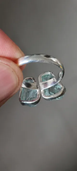 Anillo ajustable de plata y aguamarinas.