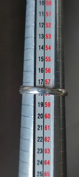 Anillo ajustable de plata y aguamarinas.