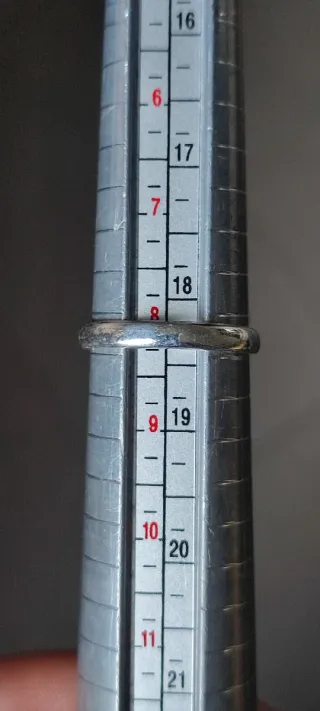 Anillo ajustable de plata y aguamarinas.