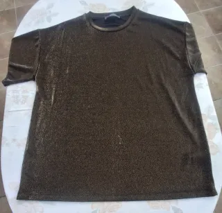 Blusa T L dorada brillante. Medidas en descripció