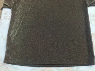 Blusa T L dorada brillante. Medidas en descripció