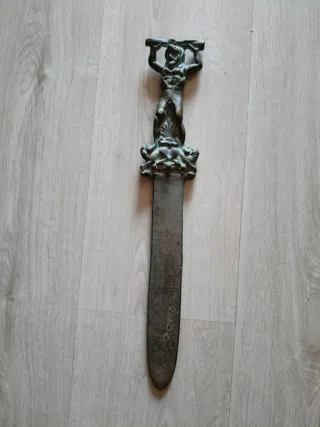 Espada corta de hierro decorada