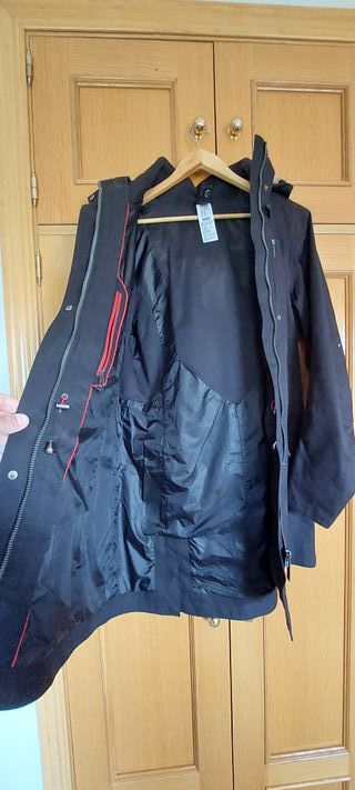 Abrigo doble negro con capucha