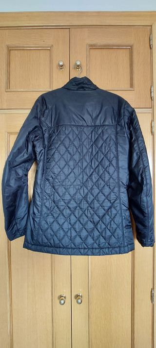 Abrigo doble negro con capucha